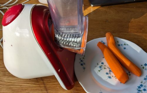 Deux carottes épluchées posées dans une assiette à côté du Fresh Express
