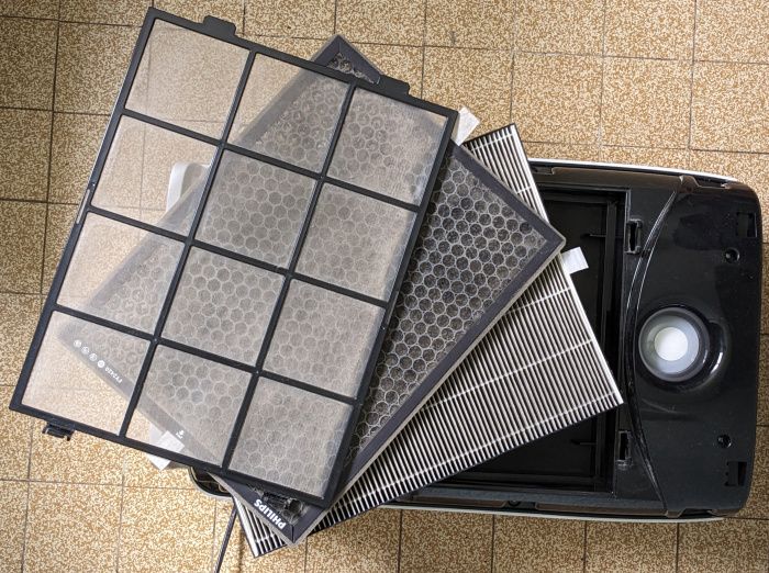 Les trois filtres du purificateur démontés