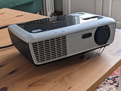 Vue de trois-quarts avant droit&nbsp;: la grille de ventilation occupe une bonne partie de la façade
