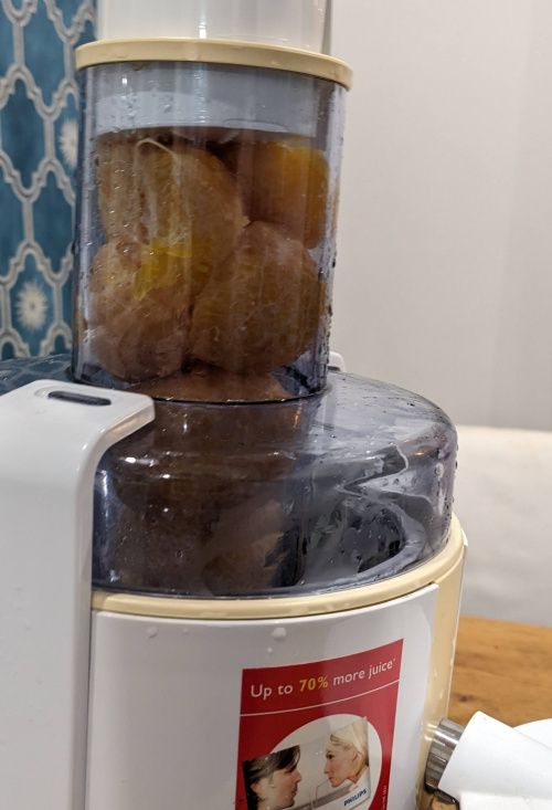 Cheminée pleine d’oranges épluchées, prêtes à être pressées