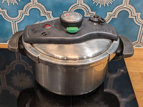 Le témoin de pression rouge soulevé sur le couvercle de la cocotte