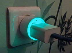 Chargeur USB-C branché sur la prise Shelly Plus PlugS allumée