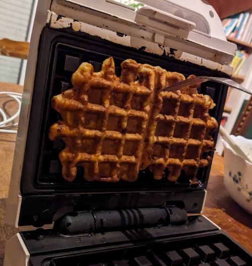 Deux gaufres cuites prêtes à être décollées du gaufrier