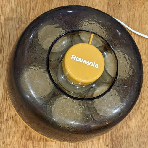 Yaourtière le matin avec condensation sur le couvercle