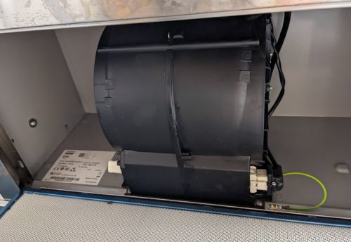 Ventilateur centrifuge à l’intérieur de la hotte, filtre ouvert