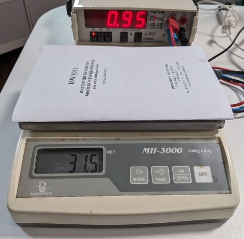 Balance allumée (affichant 31.5 g pour la notice du wattmètre posée dessus), wattmètre ISW8001 indiquant 0.95 W au fond de l’image