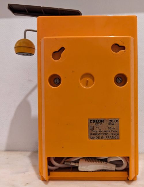 Vue arrière de l’ouvre-boîtes Calor avec le rangement pour le câble d’alimentation