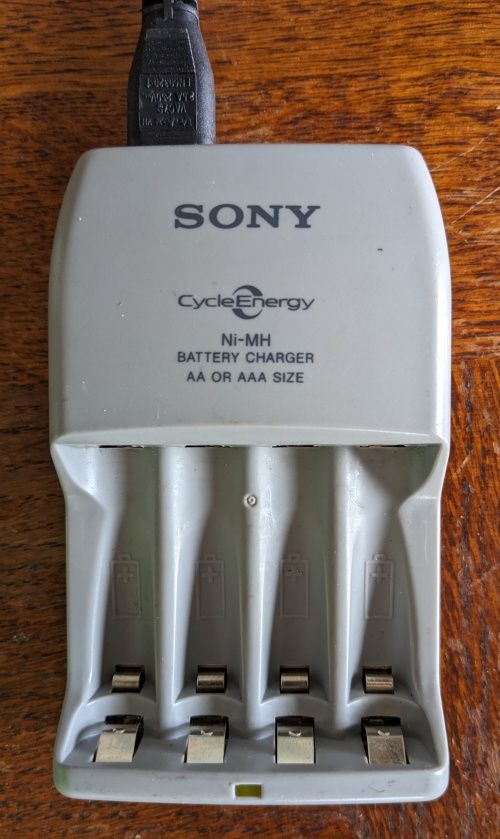 Le chargeur Sony Cycle Energy vide, avec ses deux rangées de contacts pour piles AA et AAA