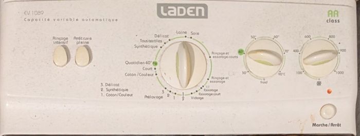 Bandeau de commande de la Laden EV 1089&nbsp;: sélecteurs de programme, température et essorage