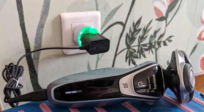 Le rasoir branché sur la prise connectée Shelly Plus PlugS pendant la recharge