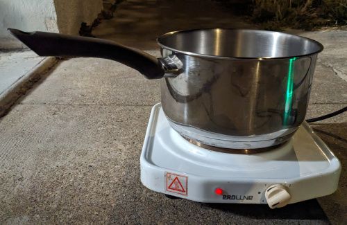 La casserole d’eau posée sur la plaque en fonte