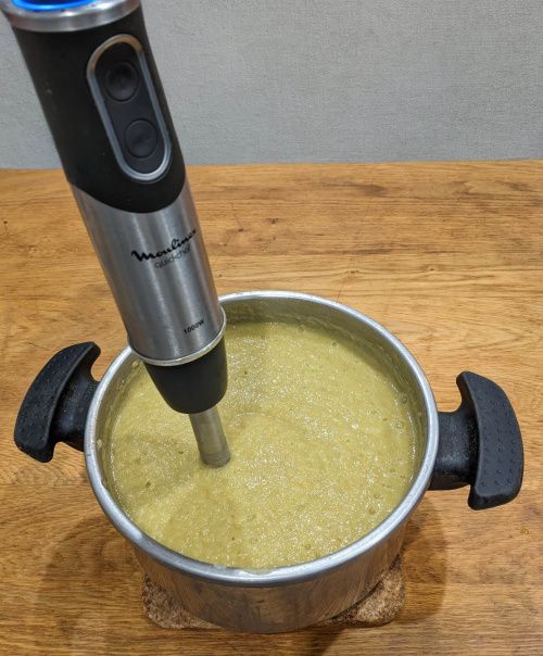 Casserole avec la soupe mixée, lisse et homogène