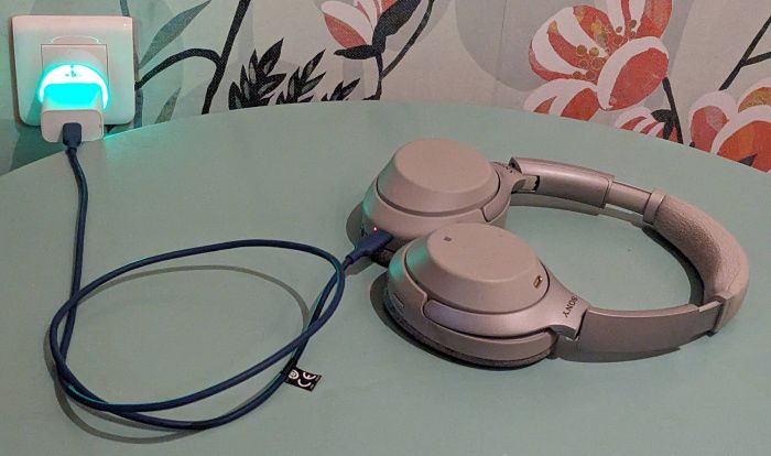 Installation de test : casque branché sur chargeur USB-C connecté à la prise Shelly