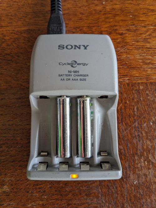 2 piles AAA en charge dans le chargeur Sony, LED témoin allumée