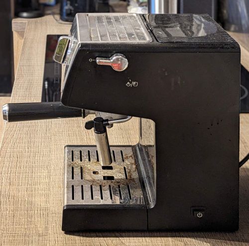 Profil droit montrant l’interrupteur marche/arrêt