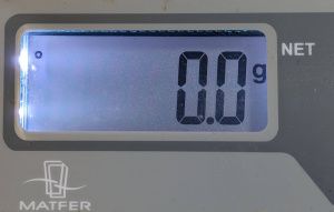 Écran LCD avec rétro-éclairage activé affichant 0.0 g