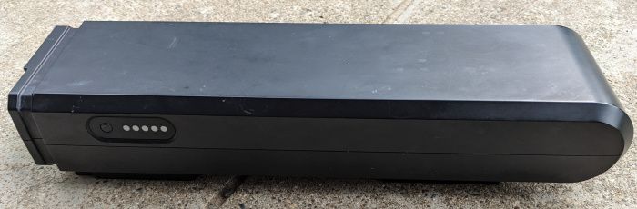 La batterie séparée du vélo, avec l’indicateur de niveau de charge