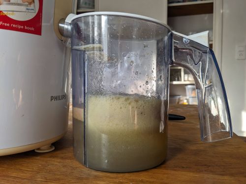 Le jus des 7 pommes dans le pichet, avec beaucoup de mousse