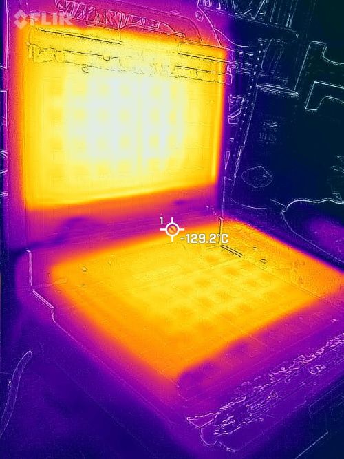 Vue en caméra thermique du gaufrier ouvert montrant la concentration de chaleur sur les plaques