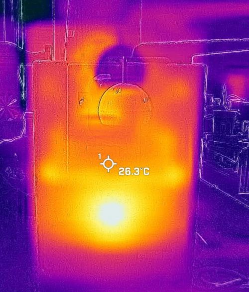 Vue thermique frontale montrant la zone chaude du moteur