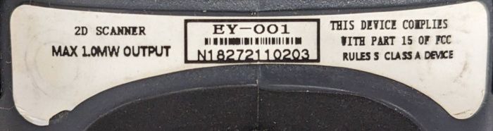 Étiquette du lecteur indiquant 2D SCANNER EY-001, MAX 1.0MW OUTPUT, FCC Class A.