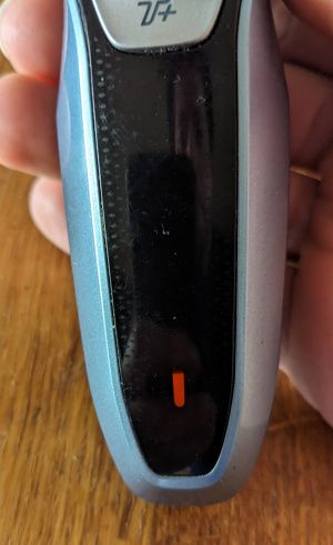 Témoin orange clignotant indiquant une batterie faible