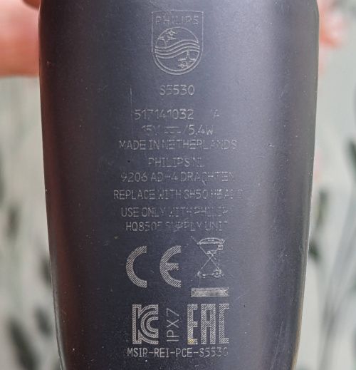 Inscriptions sur le rasoir Philips S5530&nbsp;: 15V 5.4W, Made in Netherlands, IPX7