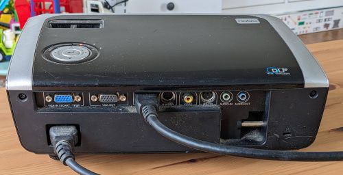 Vue arrière&nbsp;: connectique VGA, composite, S-Video et audio