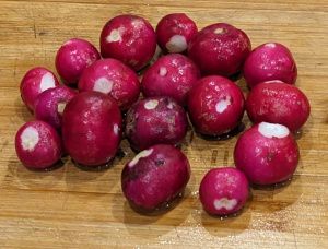 17 radis lavés et épluchés sur la planche