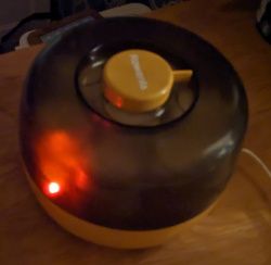 Témoin lumineux rouge visible dans la cuisine la nuit