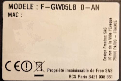 Etiquette sous le boîtier « Server» indiquant « Freebox F-GW05LB 0-AN » mais pas d’information sur les caractéristiques électriques