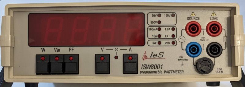 Face avant du wattmètre ISW8001 avec ses boutons de sélection et ses prises de sécurité