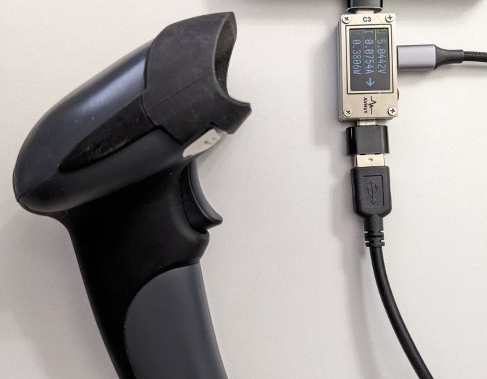 Le lecteur de codes-barres branché sur le wattmètre USB AVHzY C3 utilisé pour ce test.