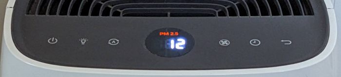 Panneau de commandes tactiles sur le dessus du purificateur