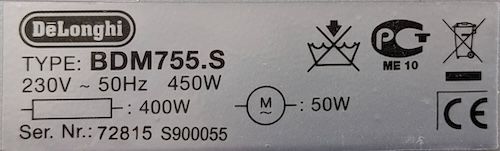 Étiquette sous une machine à pain De’Longhi BDM755.S indiquant une puissance totale de 450W dont une résistance de 400W et un moteur de 50W