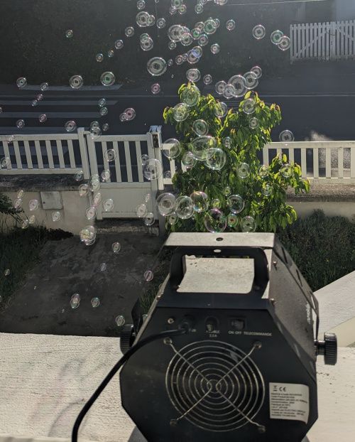 Vue depuis l’arrière de la machine, nuée de bulles s’échappant vers le jardin