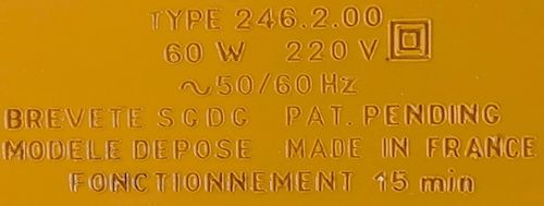 Inscriptions sous le couteau électrique, indiquant : TYPE 246.2.00 60W 220V