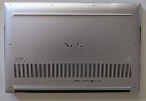 Photo du dessous de l’ordinateur Dell XPS 15 pouces