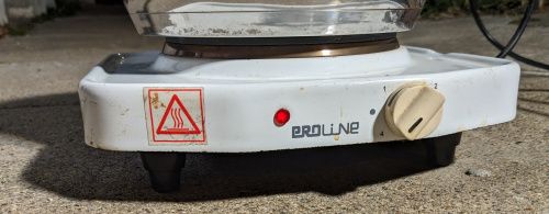 Le voyant rouge allumé et le bouton de réglage de la plaque en fonte