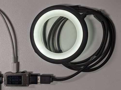 Lampe USB en forme d’anneau Bily XP91014 connectée au wattmètre AVHzY C3