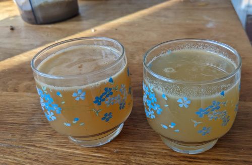 Deux verres de jus de pomme prêts à être dégustés