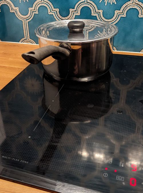 La casserole avec son couvercle en verre sur la plaque à induction