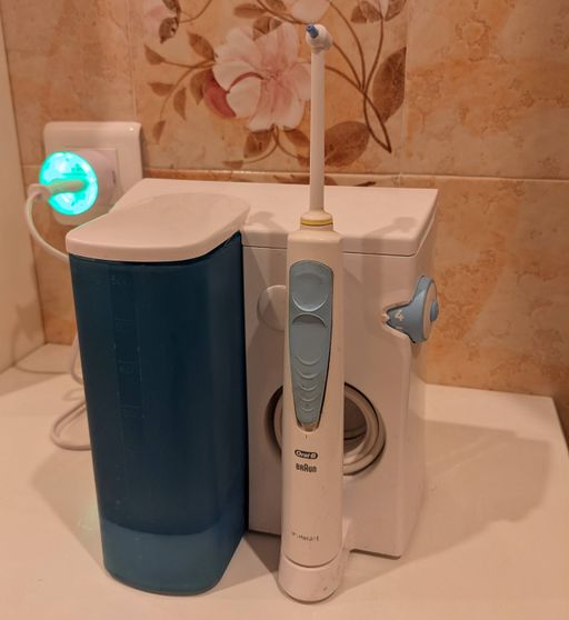 Hydropulseur dentaire Oral B Braun branché sur une prise connectée Shelly Plus PlugS