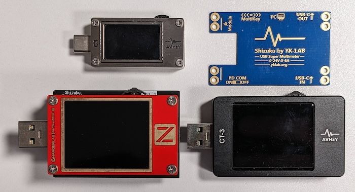  Quatre multimètres USB : deux AVHzY (C3 et CT-3), un POWER-Z KT002 de ChargerLAB, et un module bleu Shizuku de YK-LAB.