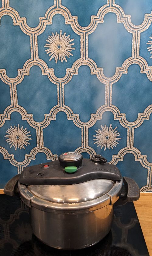 De la vapeur s’échappe de la soupape de la cocotte en pression