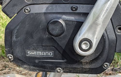 Zoom sur le moteur Shimano dans le pédalier