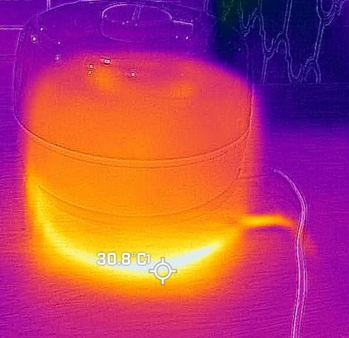 Image thermique montrant la yaourtière chaude pendant la cuisson