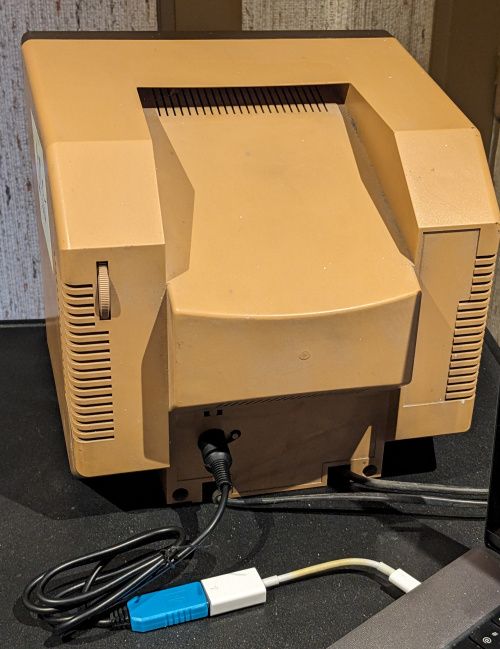Minitel connecté à un MacBook via adaptateur USB