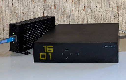 Le boîtier « Server » d’une Freebox Mini 4K, associé à un boîtier fibre optique