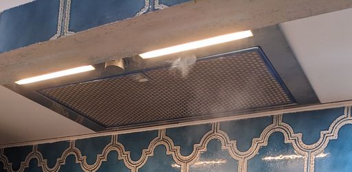Hotte encastrée IKEA UNDERVERK installée sous un meuble haut